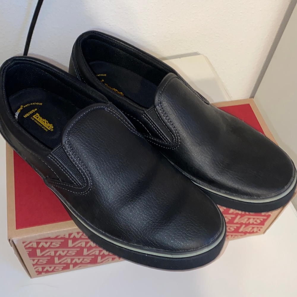 Black tennis shoes